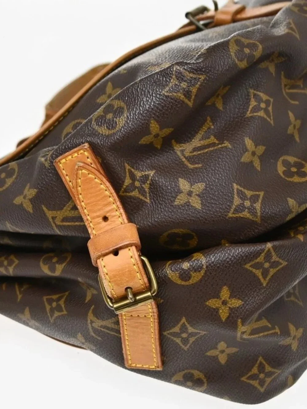 Louis Vuitton outside 	ab